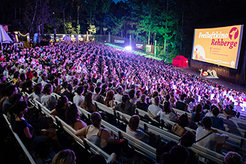 Freiluftkino Rehberge Leinwand orange